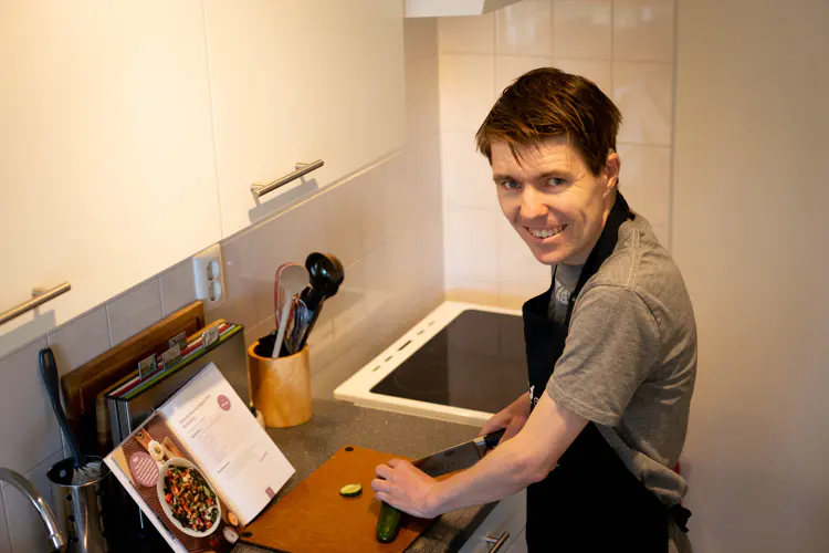 Arthur maakt één van de recepten uit zijn boek.